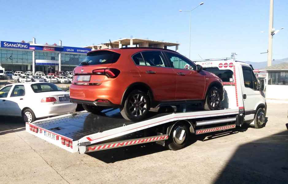 Kırmızı SUV'un kayar kasa çekici üzerinde taşınması
