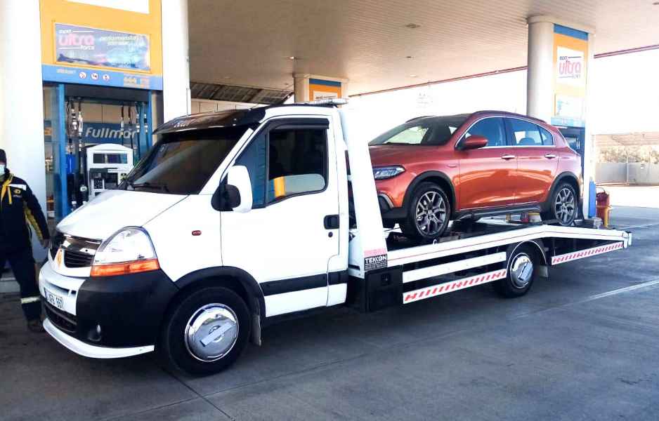Bigadiç oto kurtarma hizmeti - Akaryakıt istasyonunda araç yükleyen Renault Master çekici