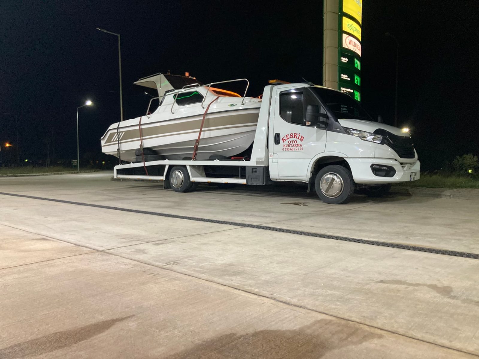 Gece sürat teknesi taşıma, Keskin Oto Kurtarma çekicisi
