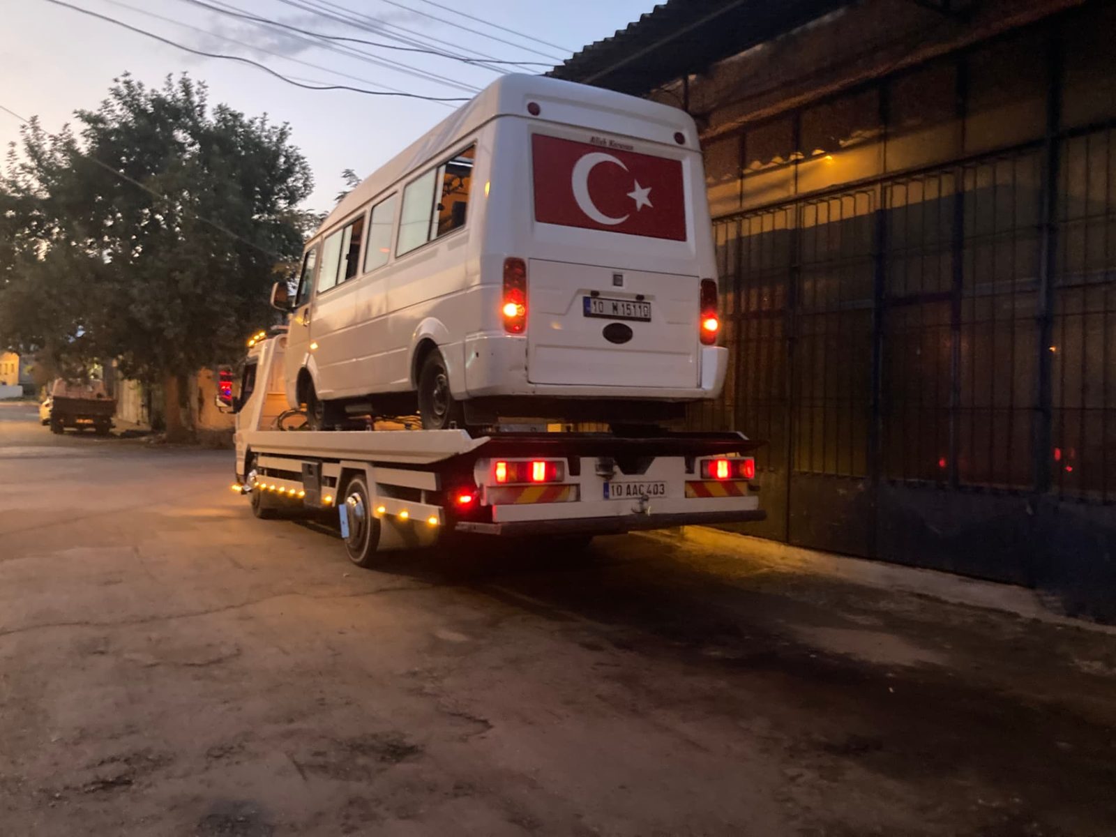 Minibüs çekici ile taşınırken, Keskin Oto Kurtarma