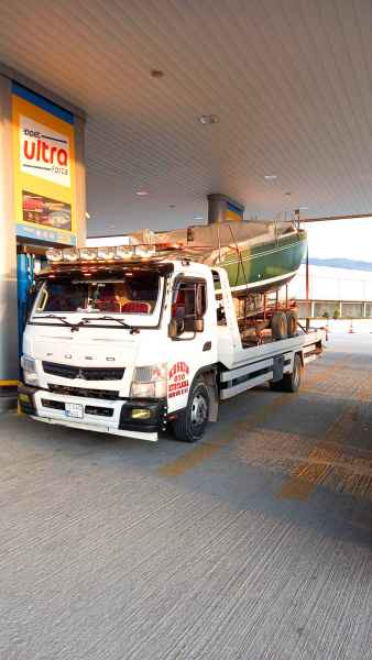 İş yeri önünde yükleme yapan oto kurtarma aracı