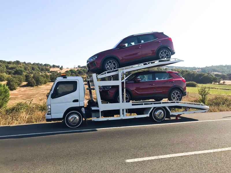 Çift katlı araç taşıyıcı ile iki SUV'un nakliyesi