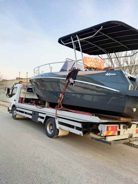 Tekne taşıma: çekici üzerinde bağlanmış sürat teknesi