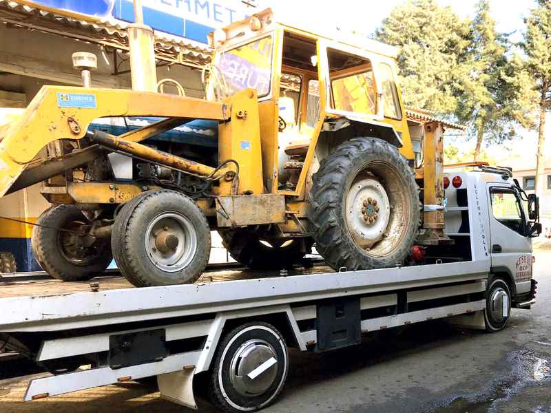 İş makinesinin ağır yük çekicisiyle taşınması