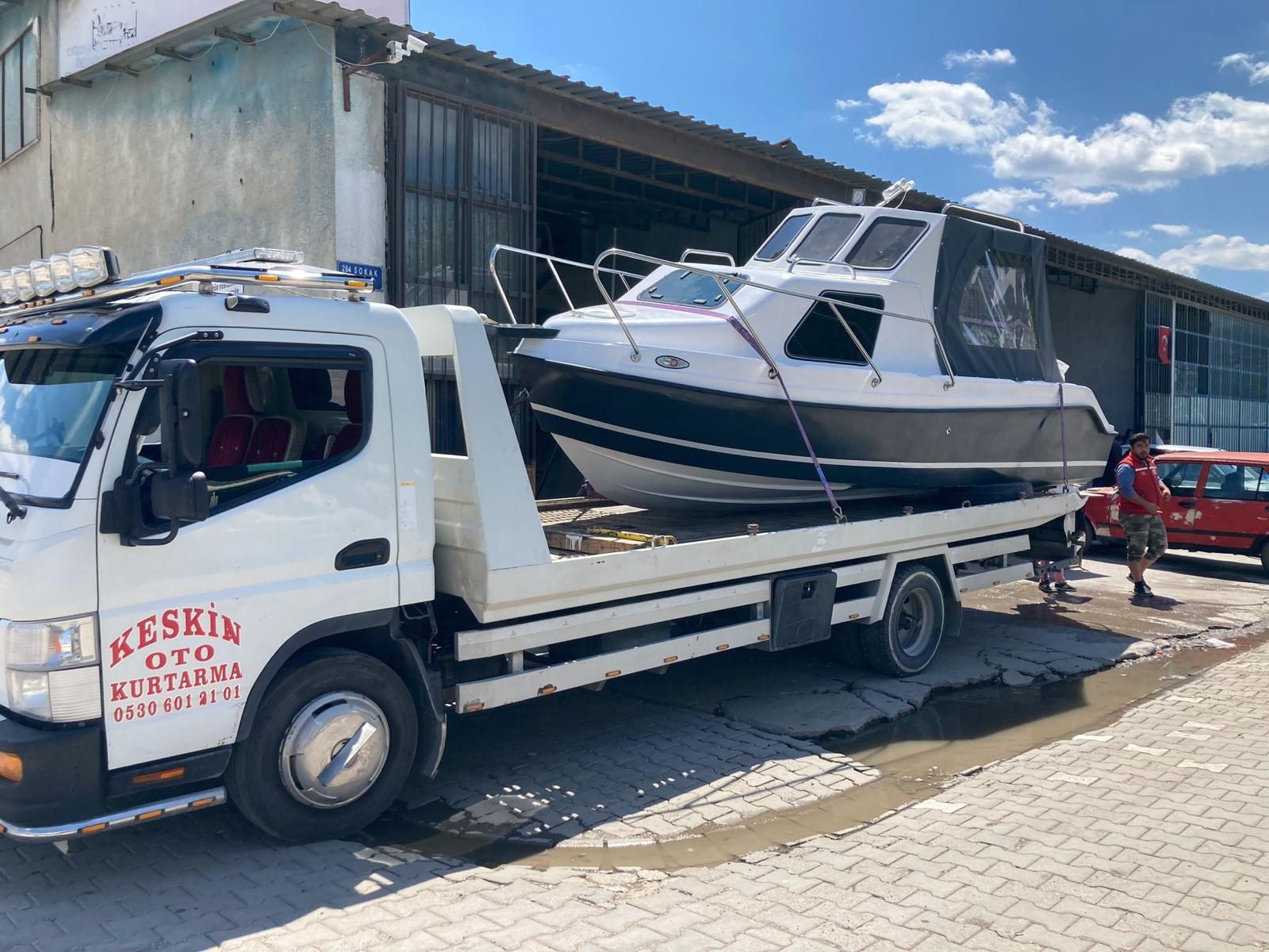 Kabinli sürat teknesinin çekici ile taşınması